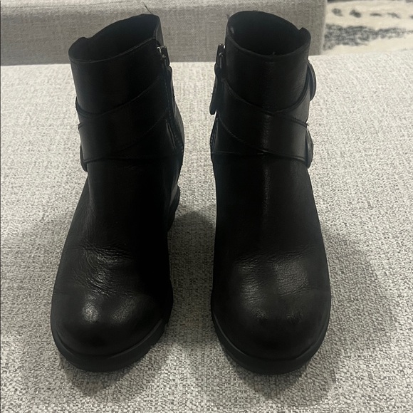 Sorel Black Ankle Boots with Buckle Detail - Picture 3 of 8